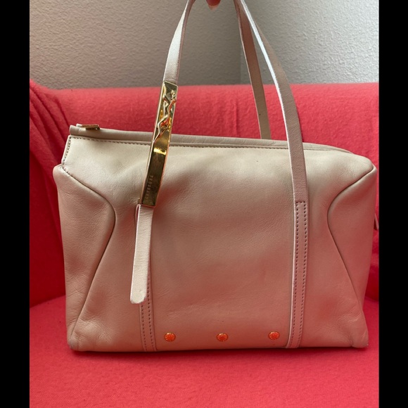 Small but roomy from ๐ฎ๐น - Picture 1 of 5